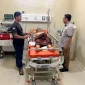 Petugas kepolisian dan warga membantu evakuasi pria yang diduga melakukan percobaan bunuh diri di Sanggau.