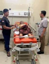 Petugas kepolisian dan warga membantu evakuasi pria yang diduga melakukan percobaan bunuh diri di Sanggau.