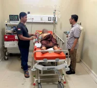 Petugas kepolisian dan warga membantu evakuasi pria yang diduga melakukan percobaan bunuh diri di Sanggau.