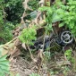 Petugas kepolisian melakukan evakuasi korban kecelakaan maut di Jembatan Suban Sekayam Kabupaten Sanggau.