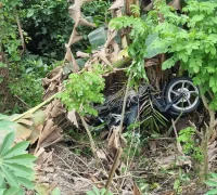 Petugas kepolisian melakukan evakuasi korban kecelakaan maut di Jembatan Suban Sekayam Kabupaten Sanggau.