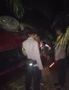Mobil Daihatsu Terios terbalik di area perkebunan warga usai mengalami kecelakaan tunggal di Jalan Raya Beduai, Kabupaten Sanggau.