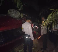 Mobil Daihatsu Terios terbalik di area perkebunan warga usai mengalami kecelakaan tunggal di Jalan Raya Beduai, Kabupaten Sanggau.