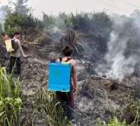 Personel Polsek Sekayam melakukan pengecekan tiga titik hotspot untuk mengantisipasi karhutla di Kecamatan Sekayam, Kabupaten Sanggau.