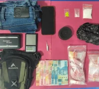 Petugas Satresnarkoba Polres Sanggau menunjukkan barang bukti sabu seberat 21,06 gram dan pil diduga ekstasi dari pengungkapan kasus narkoba di Kabupaten Sanggau.