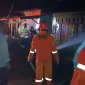 Petugas gabungan memadamkan kebakaran rumah semi permanen yang diduga dipicu kebocoran tabung gas di Kecamatan Kapuas, Kabupaten Sanggau.