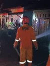 Petugas gabungan memadamkan kebakaran rumah semi permanen yang diduga dipicu kebocoran tabung gas di Kecamatan Kapuas, Kabupaten Sanggau.