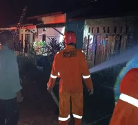 Petugas gabungan memadamkan kebakaran rumah semi permanen yang diduga dipicu kebocoran tabung gas di Kecamatan Kapuas, Kabupaten Sanggau.
