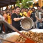 Potret Bobon Santoso yang akan memasak Ayam Woku dalam acara masak besar di Singkawang yang akan dibagikan gratis kepada warga.