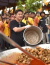 Potret Bobon Santoso yang akan memasak Ayam Woku dalam acara masak besar di Singkawang yang akan dibagikan gratis kepada warga.