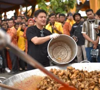 Potret Bobon Santoso yang akan memasak Ayam Woku dalam acara masak besar di Singkawang yang akan dibagikan gratis kepada warga.