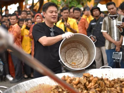 Potret Bobon Santoso yang akan memasak Ayam Woku dalam acara masak besar di Singkawang yang akan dibagikan gratis kepada warga.