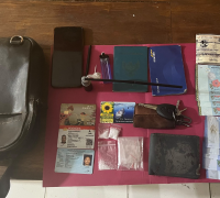 Polisi mengamankan barang bukti sabu dalam pengungkapan dugaan peredaran narkoba di Kembayan, Sanggau. (Foto: Res-Sgu)