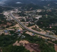 kawasan terdampak banjir dan longsor di Penampang Sabah Foto udara kawasan terdampak banjir dan longsor di Penampang Sabah. (x.com/anwaribrahim)