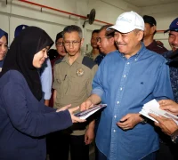 Kepala Menteri Sabah Datuk Seri Hajiji Noor saat mengunjungi lokasi longsor di Kampung Mook Kepala Menteri Sabah Datuk Seri Hajiji Noor saat mengunjungi lokasi longsor di Kampung Mook. (facebook.com/yabhajiji)