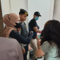 Tim gabungan Satresnarkoba Polres Sintang dan BNNK Sintang mengamankan barang bukti berupa 25 tablet diduga ekstasi, serbuk diduga sabu, timbangan digital, dan alat isap saat KRYD di salah satu penginapan di Kecamatan Sintang, Sabtu (17/10/2026). (Foto: Res-Sintang)