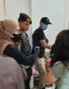 Tim gabungan Satresnarkoba Polres Sintang dan BNNK Sintang mengamankan barang bukti berupa 25 tablet diduga ekstasi, serbuk diduga sabu, timbangan digital, dan alat isap saat KRYD di salah satu penginapan di Kecamatan Sintang, Sabtu (17/10/2026). (Foto: Res-Sintang)
