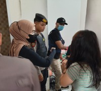 Tim gabungan Satresnarkoba Polres Sintang dan BNNK Sintang mengamankan barang bukti berupa 25 tablet diduga ekstasi, serbuk diduga sabu, timbangan digital, dan alat isap saat KRYD di salah satu penginapan di Kecamatan Sintang, Sabtu (17/10/2026). (Foto: Res-Sintang)