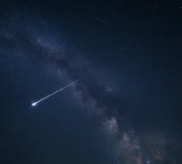 573463de-6f2e-4556-9c21-d78e2c797924 Ilustrasi hujan meteor Orionid melintas di langit malam yang gelap dengan gugusan bintang Orion sebagai latar