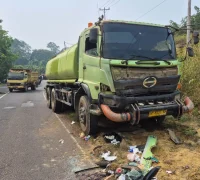 Kecelakaan truk tangki dan mobil pickup terjadi di Jalan Transkalimantan ruas Tayan–Batang Tarang, Sanggau, Jumat (18/9/2026). (Res-Sgu)