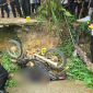 Polisi melakukan olah TKP di lokasi penemuan pria tewas tertimpa sepeda motor di Dusun Lape, Sanggau. (Foto: Res-Sgu)