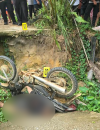 Polisi melakukan olah TKP di lokasi penemuan pria tewas tertimpa sepeda motor di Dusun Lape, Sanggau. (Foto: Res-Sgu)
