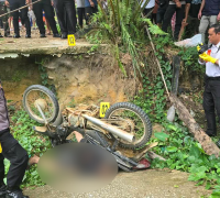 Polisi melakukan olah TKP di lokasi penemuan pria tewas tertimpa sepeda motor di Dusun Lape, Sanggau. (Foto: Res-Sgu)