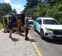 Truk Fuso bermuatan buah kelapa sawit terbalik di Jalan Batang Tarang–Tayan Hulu, Kabupaten Sanggau.