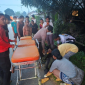 Petugas mengevakuasi korban kecelakaan maut di Simpang Manuk, Kecamatan Balai, Kabupaten Sanggau, menuju Puskesmas Batang Tarang. (Foto: Res-Sgu)