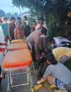 Petugas mengevakuasi korban kecelakaan maut di Simpang Manuk, Kecamatan Balai, Kabupaten Sanggau, menuju Puskesmas Batang Tarang. (Foto: Res-Sgu)
