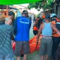 Tim gabungan mengevakuasi jasad IRT yang ditemukan meninggal dunia di Sungai Kapuas, Kecamatan Meliau, Kabupaten Sanggau.