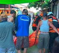 Tim gabungan mengevakuasi jasad IRT yang ditemukan meninggal dunia di Sungai Kapuas, Kecamatan Meliau, Kabupaten Sanggau.