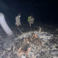 Personel Polsek Tayan Hulu melakukan pengecekan titik panas di lahan seluas sekitar 0,6 hektare di Dusun Tonggong, Desa Menyabo, Kabupaten Sanggau, Sabtu (10/10/2026) malam, untuk memastikan api telah padam dan mencegah karhutla meluas. (Foto: Res-Sgu)