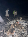 Personel Polsek Tayan Hulu melakukan pengecekan titik panas di lahan seluas sekitar 0,6 hektare di Dusun Tonggong, Desa Menyabo, Kabupaten Sanggau, Sabtu (10/10/2026) malam, untuk memastikan api telah padam dan mencegah karhutla meluas. (Foto: Res-Sgu)