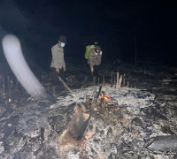 Personel Polsek Tayan Hulu melakukan pengecekan titik panas di lahan seluas sekitar 0,6 hektare di Dusun Tonggong, Desa Menyabo, Kabupaten Sanggau, Sabtu (10/10/2026) malam, untuk memastikan api telah padam dan mencegah karhutla meluas. (Foto: Res-Sgu)