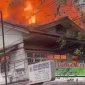 Kobaran api membakar ruko Bakso Malang Rahwana di Jalan Purnama Pontianak.