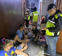 Petugas Imigrasi Johor melakukan operasi Ops Sapu di kawasan Skudai, Johor Bahru.