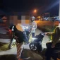 Petugas Polsek Pontianak Utara mengamankan remaja pelaku perang sarung saat patroli Ramadan, Sabtu (21/2/2026).