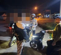 Petugas Polsek Pontianak Utara mengamankan remaja pelaku perang sarung saat patroli Ramadan, Sabtu (21/2/2026).