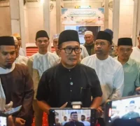 Bupati Sujiwo berdialog dengan warga Teluk Pakedai usai Safari Ramadan membahas pembangunan jalan poros.