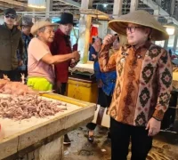 Bupati Sujiwo meninjau infrastruktur dan akses Pasar Bahagia Kuala Dua di Sungai Raya Kubu Raya, (26/2).