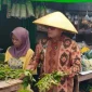 Bupati Sujiwo meninjau penataan dan penertiban PKL di Pasar Wonodadi Sungai Raya.