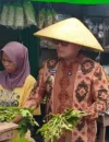 Bupati Sujiwo meninjau penataan dan penertiban PKL di Pasar Wonodadi Sungai Raya.
