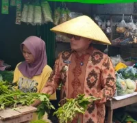 Bupati Sujiwo meninjau penataan dan penertiban PKL di Pasar Wonodadi Sungai Raya.