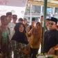 Bupati Sujiwo meninjau operasi pasar subsidi gas elpiji dan sembako di Teluk Pakedai menjelang Idulfitri, Sabtu (28/2/2026).