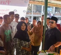 Bupati Sujiwo meninjau operasi pasar subsidi gas elpiji dan sembako di Teluk Pakedai menjelang Idulfitri, Sabtu (28/2/2026).