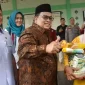 Wabup Kubu Raya Sukiryanto meninjau operasi pasar sembako di Masjid Nurul Iman Sungai Raya untuk memastikan stok kebutuhan pokok jelang Idulfitri.