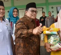 Wabup Kubu Raya Sukiryanto meninjau operasi pasar sembako di Masjid Nurul Iman Sungai Raya untuk memastikan stok kebutuhan pokok jelang Idulfitri.