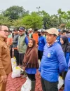 Bupati Kubu Raya Sujiwo menyerahkan paket sembako Lebaran kepada petugas kebersihan di halaman Kantor Bupati Kubu Raya.