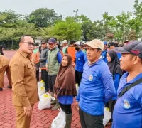 Bupati Kubu Raya Sujiwo menyerahkan paket sembako Lebaran kepada petugas kebersihan di halaman Kantor Bupati Kubu Raya.